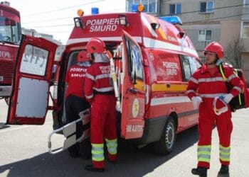 Un copil s-a aruncat de la etaj! Se afla în casă cu unul dintre părinți!