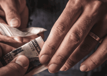 Vindeau droguri de mare risc! Doar de la un cumpărător s-au primit 35.000 de euro!