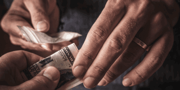 Vindeau droguri de mare risc! Doar de la un cumpărător s-au primit 35.000 de euro!