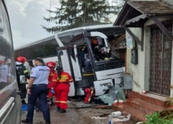 Dezastru. Un autocar cu 30 de persoane s-a oprit într-o casă de pe marginea drumului. E din ce în ce mai periculos pe șosele