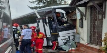 Dezastru. Un autocar cu 30 de persoane s-a oprit într-o casă de pe marginea drumului. E din ce în ce mai periculos pe șosele