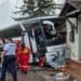 Dezastru. Un autocar cu 30 de persoane s-a oprit într-o casă de pe marginea drumului. E din ce în ce mai periculos pe șosele