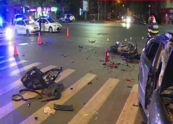 Accident îngrozitor. O șoferiță nu a acordat prioritate și a lovit un motociclist. Acesta se zbate între viață și moarte