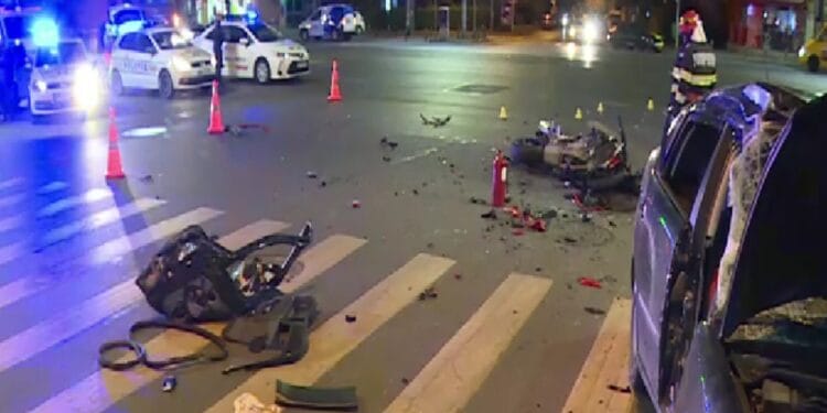 Accident îngrozitor. O șoferiță nu a acordat prioritate și a lovit un motociclist. Acesta se zbate între viață și moarte