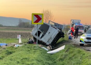 Accident grav. Trei morți și cinci răniți după ce șoferul unui microbuz a pierdut controlul volanului într-o curbă periculoasă