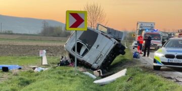 Accident grav. Trei morți și cinci răniți după ce șoferul unui microbuz a pierdut controlul volanului într-o curbă periculoasă