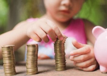 Bani pe card pentru o categorie de români! Măsură din programul de guvernare al noii coaliții