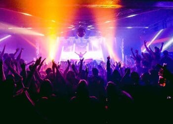 Peste 100 de persoane rănite, după ce acoperișul clubului s-a prăbușit peste ei! Echipele de salvatori caută posibilii supravieţuitori!