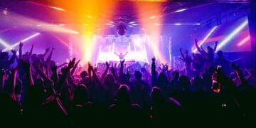 Peste 100 de persoane rănite, după ce acoperișul clubului s-a prăbușit peste ei! Echipele de salvatori caută posibilii supravieţuitori!