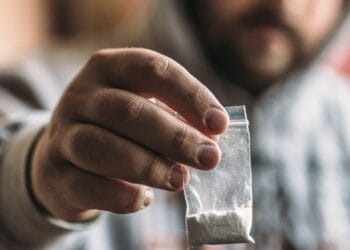 Medic și asistent dintr-un spital, arestați de DIICOT! Vindeau droguri extrem de periculoase precum cocaină sau ciuperci halucinogene