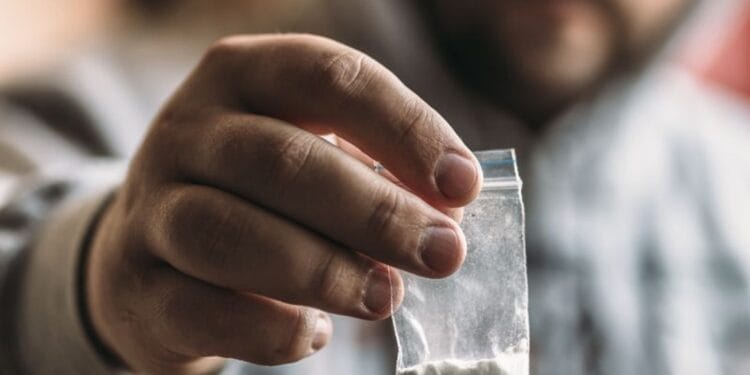 Medic și asistent dintr-un spital, arestați de DIICOT! Vindeau droguri extrem de periculoase precum cocaină sau ciuperci halucinogene