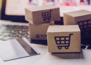 Un pensionar la un pas de infarct după ce a comandat un telefon mobil, online. Ce a primit la schimb a rămas fără aer