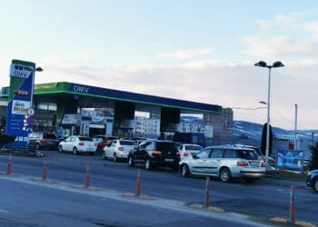 Românii au început să dea buluc la PECO. Cât plătesc șoferii acum pentru „un plin”, după ce benzina și motorina s-au ieftinit în România