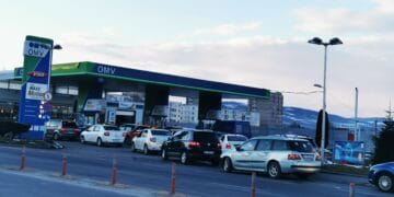 Românii au început să dea buluc la PECO. Cât plătesc șoferii acum pentru „un plin”, după ce benzina și motorina s-au ieftinit în România