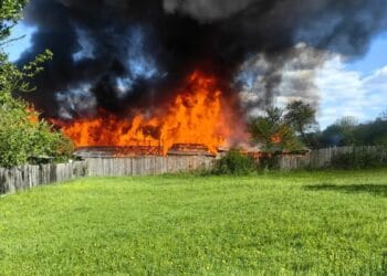 Incendiu devastator. Trei case au ars ca o torță. S-au făcut scrum!