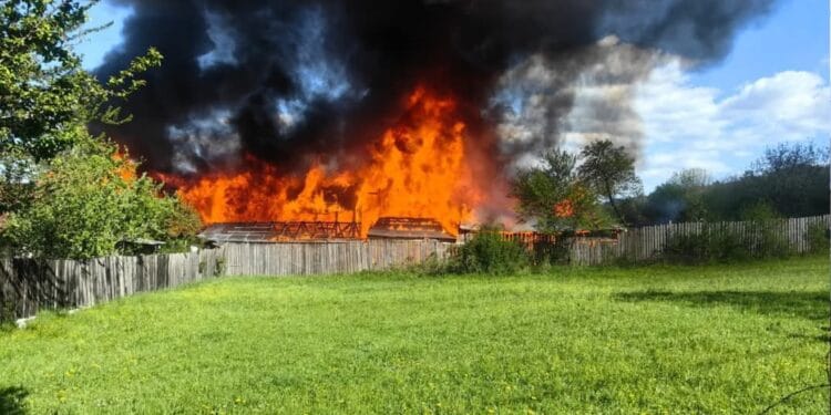 Incendiu devastator. Trei case au ars ca o torță. S-au făcut scrum!