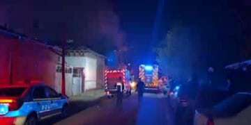 Tragedie în ziua de Paște. Un tânăr de 19 ani, două apartamente în flăcări, dar și patru autoturisme din parcare