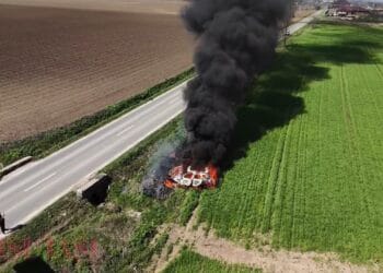 Mașinile electrice adevărate torțe pe patru roți! În ce hal a ars, în urma unui accident rutier, după ce șoferul a lovit un cap de pod