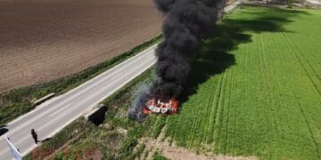 Mașinile electrice adevărate torțe pe patru roți! În ce hal a ars, în urma unui accident rutier, după ce șoferul a lovit un cap de pod