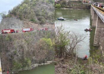 Un microbuz a „zburat” într-o apă adâncă. A fost activat Planul Roșu. Tragedia momentului