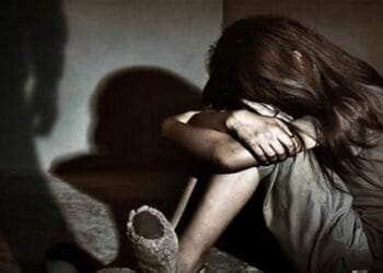 Un bărbat care putea să-i fie bunic unei minore, o exploata sexual. Seniorul a intrat pe mâna mascaților!