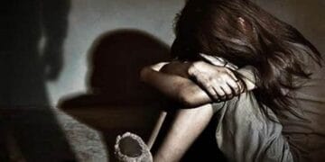 Un bărbat care putea să-i fie bunic unei minore, o exploata sexual. Seniorul a intrat pe mâna mascaților!