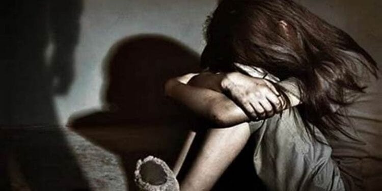 Un bărbat care putea să-i fie bunic unei minore, o exploata sexual. Seniorul a intrat pe mâna mascaților!