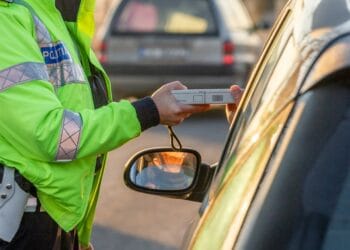 Zece cazuri în care POLIȚIȘTII au refuzat MITA! Sume de până la 2000 de euro!