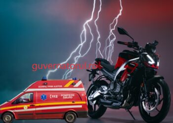 Incident total neobișnuit. Un motociclist a fost lovit de fulger în mers pe șosea