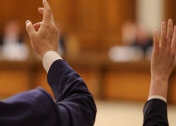 De azi îi știe o țară întreagă, pe chiulangii din Parlament. Cine sunt aleșii poporului care au doborât recordul la numărul de absențe