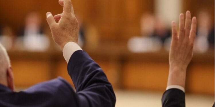 De azi îi știe o țară întreagă, pe chiulangii din Parlament. Cine sunt aleșii poporului care au doborât recordul la numărul de absențe