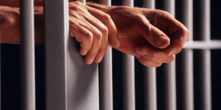 Aproape 10 ani de închisoare pentru angajații din MAI și MApN, dacă mai calcă strâmb. S-a decis prin lege