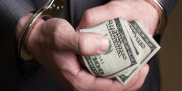 Medici de la Spital, reținuți pentru luare de mită. Ce primeau de la pacienți. Cum au picat pe mâna oamenilor legii