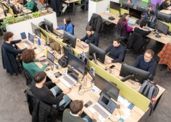 Ziua de lucru ar putea fi mai flexibilă. Angajații își pot gestiona programul de lucru cum îi avantajează!