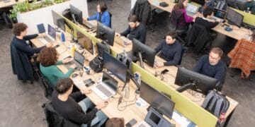 Ziua de lucru ar putea fi mai flexibilă. Angajații își pot gestiona programul de lucru cum îi avantajează!