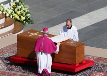 Abia ACUM s-a aflat. România a trimis un obiect care a fost depus în sicriul papei Francisc