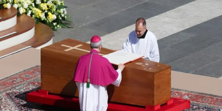 Abia ACUM s-a aflat. România a trimis un obiect care a fost depus în sicriul papei Francisc