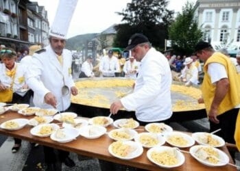Paștele catolic pe tot globul. Ce țări din lume îl sărbătoresc. Crucificări și biciuiri reale, până la omleta din 5.000 de ouă. Cele mai ciudate tradiții