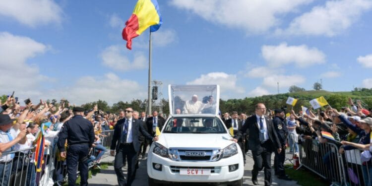 Imagini de colecție de la vizita apostolică a Papei Francisc în România. La aproape 20 de ani de la vizita Papei Ioan Paul al II-lea