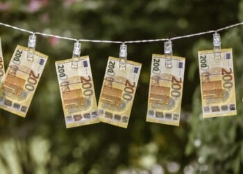 Se dau bani de la Stat. Românii primesc câte 200 de Euro. S-a dat startul