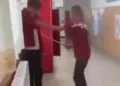 Un băiat a fost crunt bătut de un coleg în școală. Imaginile au fost postate pe Facebook!
