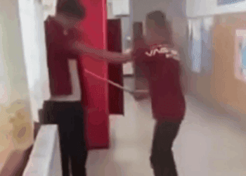 Un băiat a fost crunt bătut de un coleg în școală. Imaginile au fost postate pe Facebook!