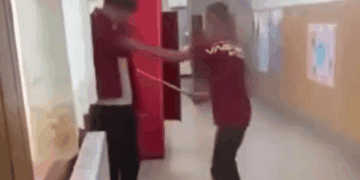 Un băiat a fost crunt bătut de un coleg în școală. Imaginile au fost postate pe Facebook!