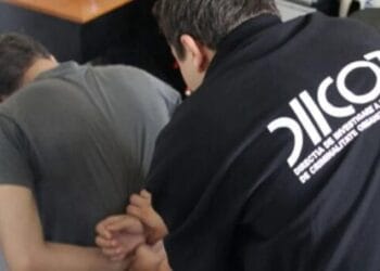 Au picat în mâna polițiștilor când făceau tranzacții cu diverse prafuri! Acum, pentru 30 de zile, stau la ”răcoare”