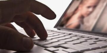 Un bătrânel dornic de senzații tari, a fost descoperit de oamenii legii că șantaja fetițe și băieței pentru imagini scandaloase!