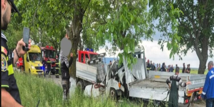 Tragedie pe o șosea. Mulți morți și răniți după ce două autoutilitare s-au lovit îngrozitor