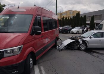 Accident grav între un microbuz și un autoturism. 10 copii și 3 adulți băgați în spital