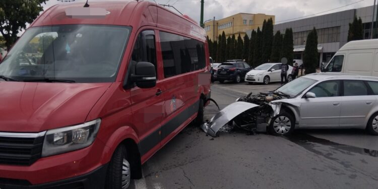 Accident grav între un microbuz și un autoturism. 10 copii și 3 adulți băgați în spital