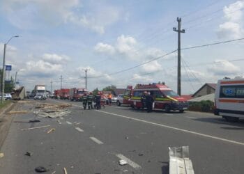 Dezastru pe șosele. A fost activat Planul Roșu. Un autocar plin cu oameni s-a izbit violent de un camion, în trafic