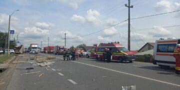 Dezastru pe șosele. A fost activat Planul Roșu. Un autocar plin cu oameni s-a izbit violent de un camion, în trafic
